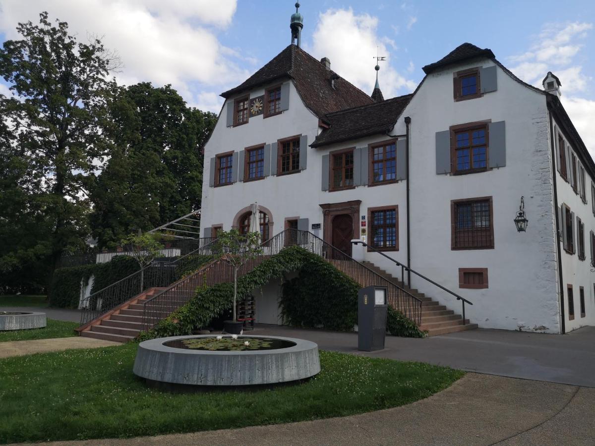 Hotel Im Schlosspark Binningen Bagian luar foto