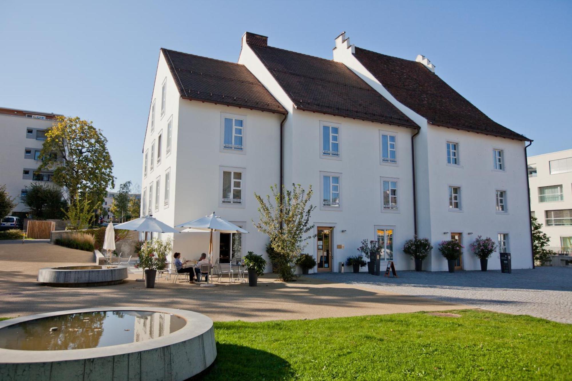Hotel Im Schlosspark Binningen Bagian luar foto