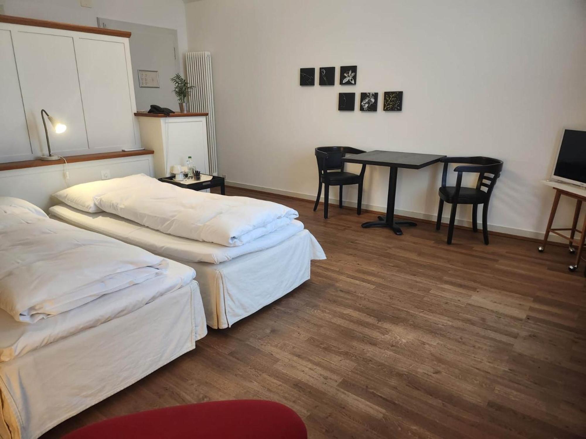 Hotel Im Schlosspark Binningen Bagian luar foto