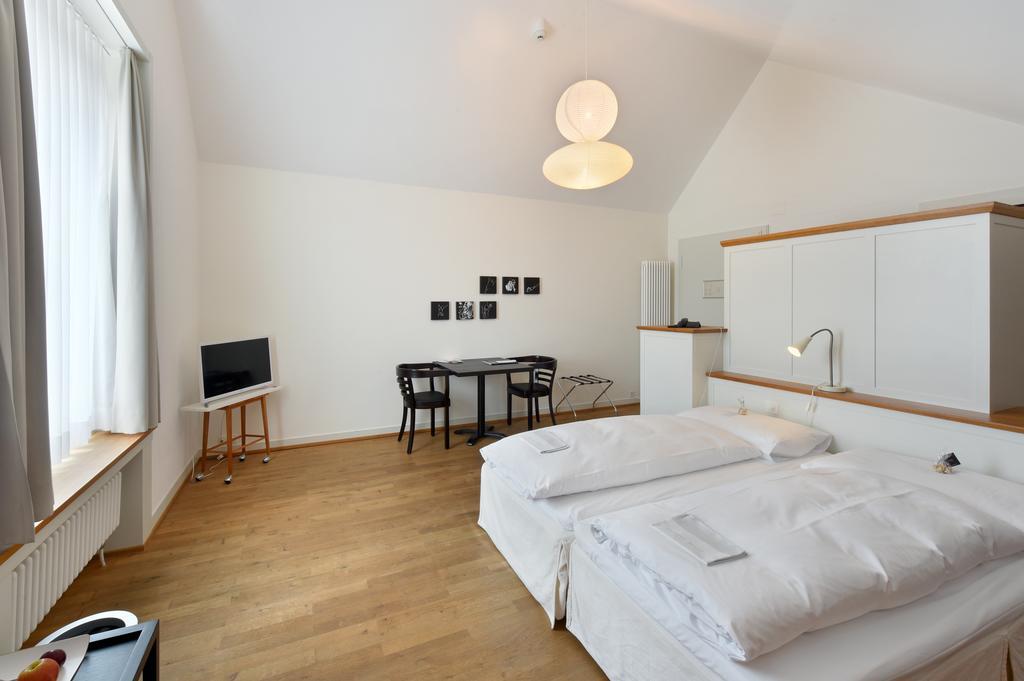 Hotel Im Schlosspark Binningen Bagian luar foto